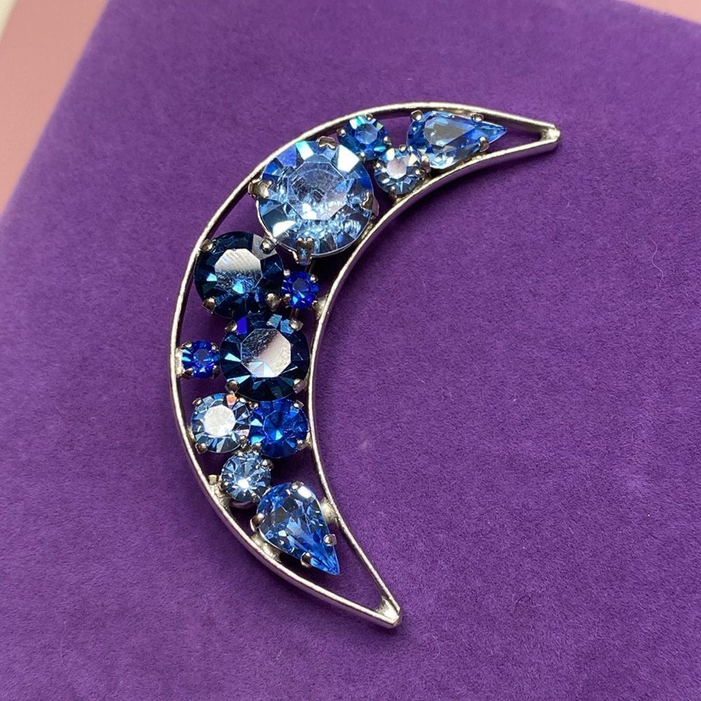 💛 Silver Tone Blue Crystal Crescent Moon Brooch